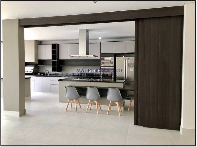 #1712 - Casa para Venda em Santana de Parnaíba - SP