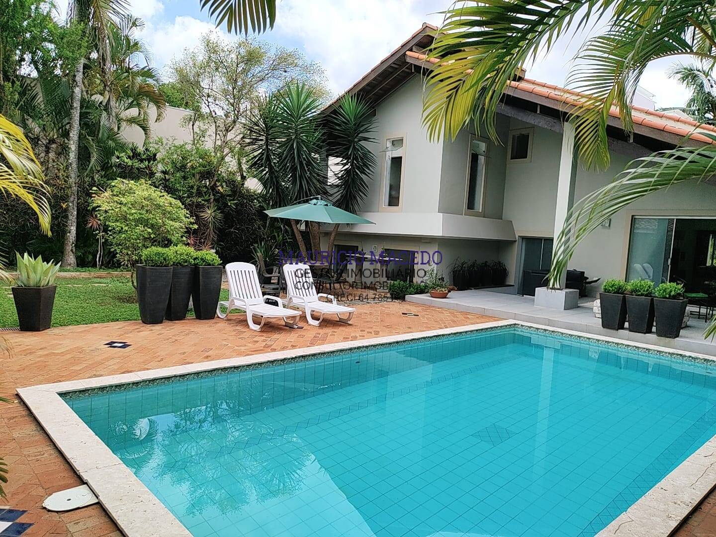 CASA COM LOCALIZAÇÃO PRIVILEGIADA, EM FRENTE A PRAÇA!