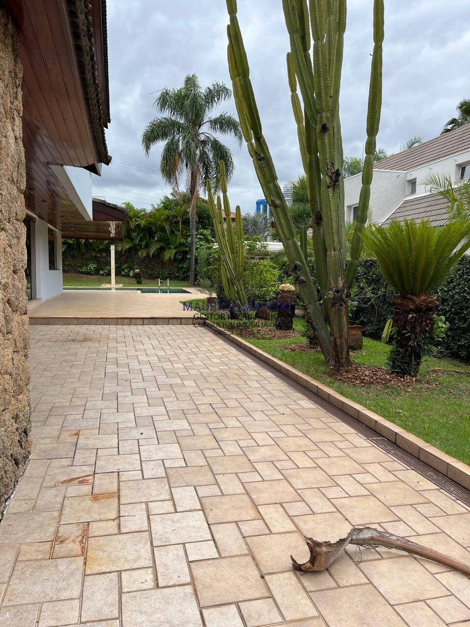 Casa à venda e aluguel com 4 quartos, 570m² - Foto 1